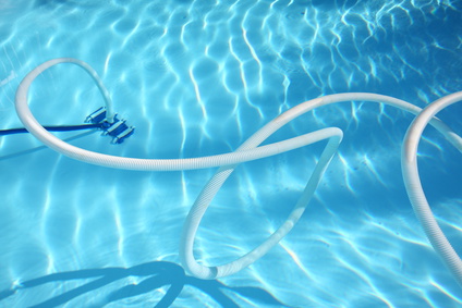Balai brosse piscine avec branchement sur aspiration.